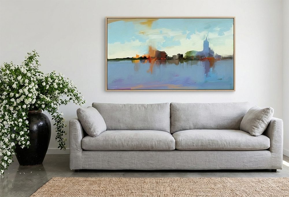 הדמיה של הציור "עיר על ים" מאת איש גורדון כשהיא תלויה בסלון מעל הספה