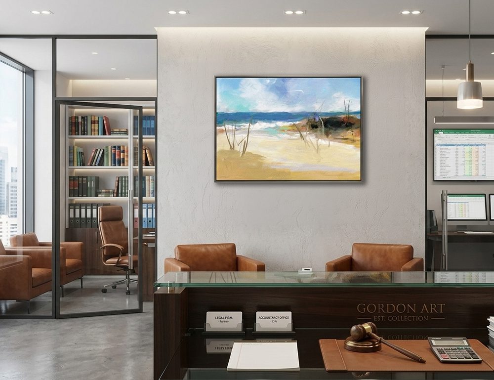 תמונת הדמיה של הציור חוף אכזב תלוי על קיר במשרד.