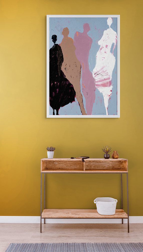 הדמיה של הציור ארבע אמהות תלויה על קיר בצבע חרדל מעל שידה ביתית