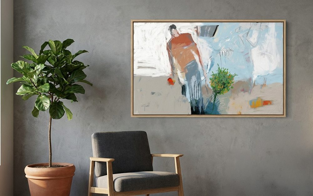 הדמייה של הציור "הקומקוואט ואני" מאת איש גורדון. הדפס קנבס ממוסגר תלוי על קיר בצבע בטון מעל כורסה אפורה וצמח שופע בעציץ.